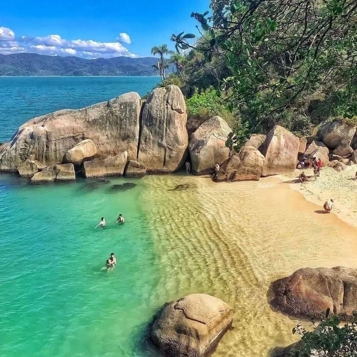 PRAIA de Bombas em Bombinhas SC 🤩